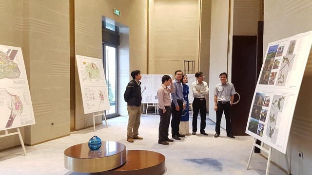 “Phải ứng xử nhân văn với Bạch Mã trong phát triển khu du lịch sinh thái” - 5 Các đại biểu xem các sơ đồ, mô hình về quy hoạch khu du lịch sinh thái Bạch Mã