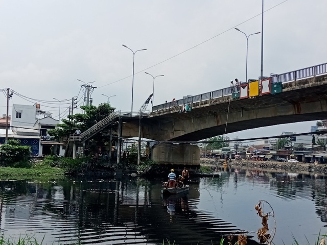 Hung thủ truy sát thanh niên trên đường Sài Gòn ra đầu thú - 3 Công an tổ chức lặn tìm hung khí mà nghi phạm ném xuống kênh