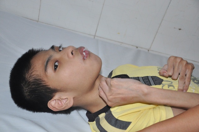 Bố mẹ nghèo nghẹn đắng ôm cùng lúc 2 con bại não đến viện - 7 Bố mẹ nghèo nghẹn đắng ôm cùng lúc 2 con bại não đến viện - 7