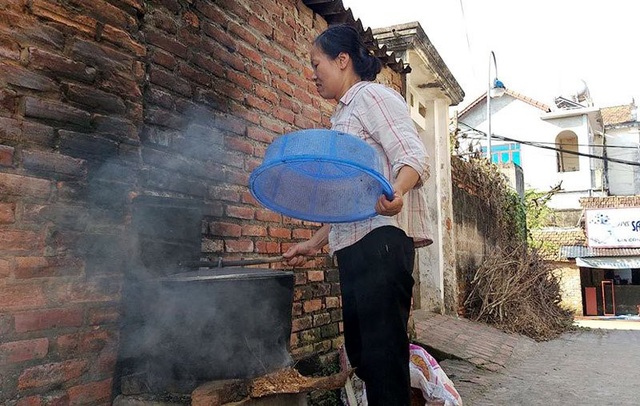 Mê mẩn với ngôi làng yên bình giữa Thủ đô hoa lệ - 8 Trong các con ngõ nhỏ, nhiều người dân vẫn giữ thói quen nấu nướng bằng bếp củi.