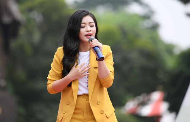 Sao Mai Thu Hằng xúc động hát vì trẻ em thiệt thòi - 2 Cô thể hiện ca khúc Thương ơi lòng mẹ.