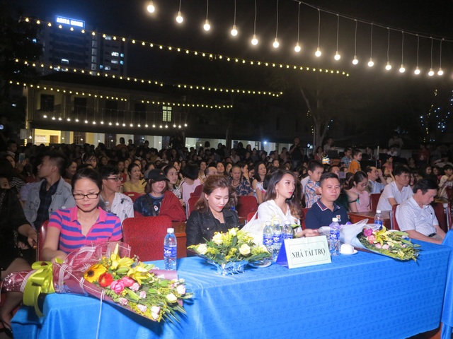 Hàng ngàn bạn trẻ thành Vinh hào hứng tham gia lễ hội tiếng Anh “Be Different” - 2 Lễ hội tiếng Anh với chủ đề “Be Different – Tạo sự khác biệt” là sân chơi vô cùng bổ ích giành cho các bạn trẻ trên địa bàn TP Vinh.