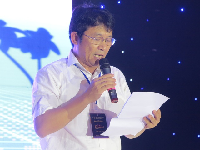 Hàng ngàn bạn trẻ thành Vinh hào hứng tham gia lễ hội tiếng Anh “Be Different” - 3 Thầy Hoàng Minh Lương - Hiệu trưởng trường THPT Hà Huy Tập chia sẻ: “Tôi rất vui khi chứng kiến đông đảo các bạn học sinh và cả phụ huynh đến tham gia với chương trình. Câu lạc bộ tiếng Anh trường Hà Huy Tập là một sân chơi đầy hấp dẫn đối với học sinh, giáo viên; là một không gian đa sắc màu; không gian vui mà học.