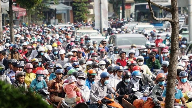 Vụ sập giàn giáo gây tê liệt hầm Thủ Thiêm: Hai tài xế đều… không biết gì (?!) - 6 Giao thông nhiều tuyến đường từ các quận phía Đông TP vào trung tâm Sài Gòn bị ùn tắc nghiêm trọng vào giờ cao điểm sáng đầu tuần.
