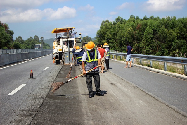 Phát hiện vết dầu loang bất thường trên cao tốc Đà Nẵng - Quảng Ngãi - 4 Phát hiện vết dầu loang bất thường trên cao tốc Đà Nẵng - Quảng Ngãi - 4