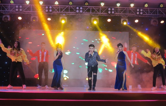 Hàng ngàn bạn trẻ thành Vinh hào hứng tham gia lễ hội tiếng Anh “Be Different” - 6 Với những tiết mục văn nghệ được chuẩn bị kỹ lượng, đã mang đến nhiều điều thú vị giành cho các bạn học sinh.