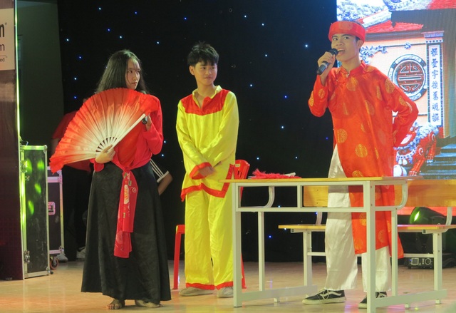 Hàng ngàn bạn trẻ thành Vinh hào hứng tham gia lễ hội tiếng Anh “Be Different” - 1 Lễ hội là sân chơi vô cùng hấp dẫn giành cho các bạn trẻ đam mê học tiếng Anh trên địa bàn TP Vinh, Nghệ An.