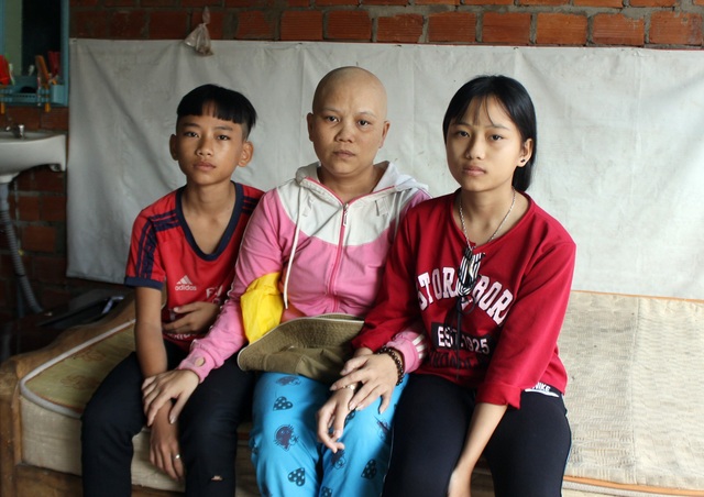 Chồng bỏ đi biệt tích khi biết vợ mắc bệnh ung thư - 1 Chồng bỏ đi, chị Hồng và 2 con sống trong khốn khó