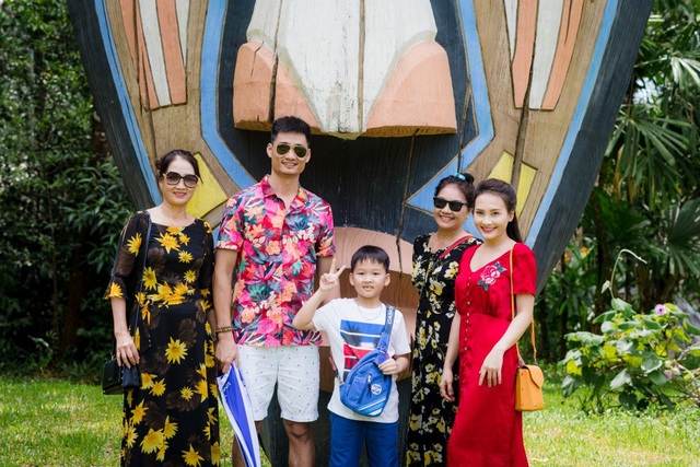 Bảo Thanh khoe mẹ chồng, mẹ đẻ gợi cảm không ngờ trong chuyến du lịch chung - 1 Sau những ngày bận rộn với công việc, diễn viên Bảo Thanh dành trọn thời gian nghỉ ngơi bên gia đình. Và cuối tuần vừa qua, vợ chồng nữ diễn viên đã quyết định đưa cả mẹ ruột và mẹ chồng đi du lịch ở Phú Quốc.
