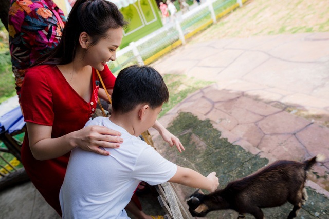 Bảo Thanh khoe mẹ chồng, mẹ đẻ gợi cảm không ngờ trong chuyến du lịch chung - 10 Con trai Bảo Thanh thích thú khi được khám phá cuộc sống thiên nhiên hoang dã, tận mắt ngắm nhìn những chú sư tử, hươu cao cổ, tê giác, ngựa vằn, gấu, hổ...