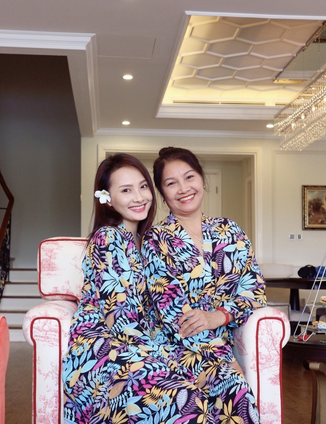 Bảo Thanh khoe mẹ chồng, mẹ đẻ gợi cảm không ngờ trong chuyến du lịch chung - 13 Bảo Thanh khoe mẹ chồng, mẹ đẻ gợi cảm không ngờ trong chuyến du lịch chung - 13