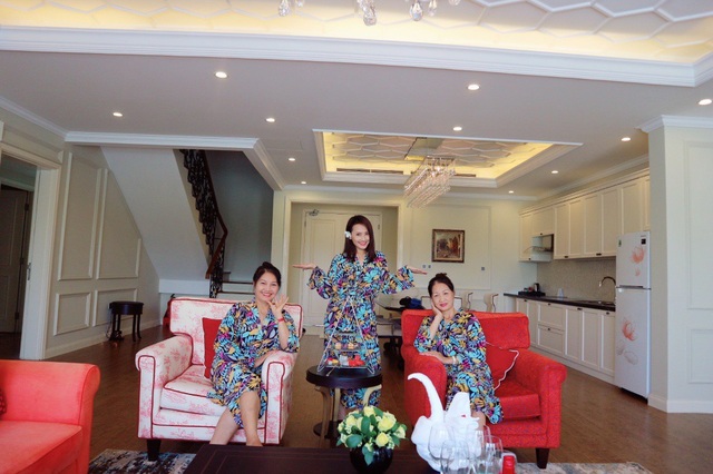 Bảo Thanh khoe mẹ chồng, mẹ đẻ gợi cảm không ngờ trong chuyến du lịch chung - 11 Chuyến đi cùng nhiều thế hệ trong gia đình không phải một điều đơn giản với nhiều người. Nhưng Bảo Thanh đã khéo léo, dung hoà và mang lại không khí ngập tràn tiếng cười cho người thân.