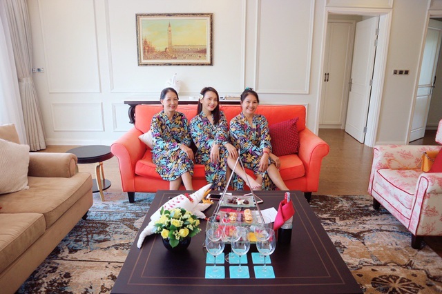 Bảo Thanh khoe mẹ chồng, mẹ đẻ gợi cảm không ngờ trong chuyến du lịch chung - 12 Chính sự thân thiết giữa mẹ ruột và mẹ chồng của Bảo Thanh khiến không ít người phải ghen tị, ngưỡng mộ. Nếu trên màn ảnh, Bảo Thanh phải khóc hết nước mắt khi gặp “mẹ chồng” Lan Hương khó tính thì ở ngoài đời, cô lại được mẹ chồng hết mực cưng chiều, yêu thương. Bản thân nữ diễn viên cũng luôn yêu thương, quan tâm đến mẹ chồng như mẹ ruột mình.