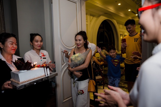 Bảo Thanh khoe mẹ chồng, mẹ đẻ gợi cảm không ngờ trong chuyến du lịch chung - 20 Bên cạnh đó, Bảo Thanh còn vô cùng bất ngờ khi được tổ chức sinh nhật sớm ở Phú Quốc mặc dù ngày 26/10 nữ diễn viên mới bước sang tuổi mới.