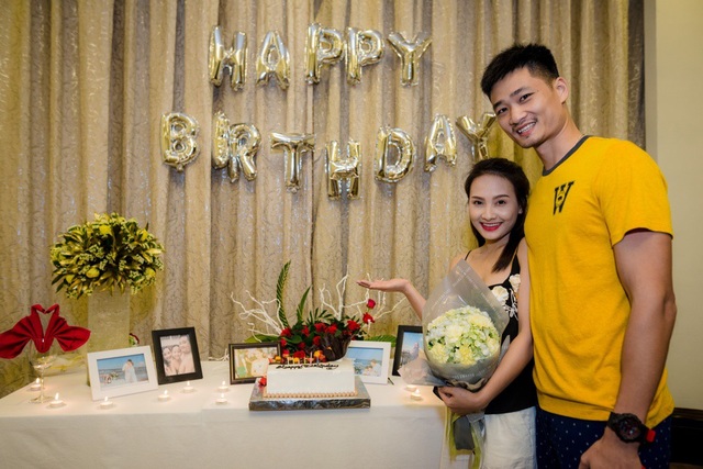 Bảo Thanh khoe mẹ chồng, mẹ đẻ gợi cảm không ngờ trong chuyến du lịch chung - 22 “Chuyến đi lần này có quá nhiều cảm xúc hạnh phúc. Chẳng ngờ được là mình lại đón sinh nhật sớm ngay tại Phú Quốc. Tối đó là cả nhà định dùng bữa buffet, không ngờ vừa bước vào đã thấy nhà hàng đã chuẩn bị hẳn một bữa tiệc dành cho mình, có bánh, có hoa và còn trang trí rất nhiều khoảnh khắc của gia đình Thanh. Xúc động vô cùng, Bảo Thanh kể.