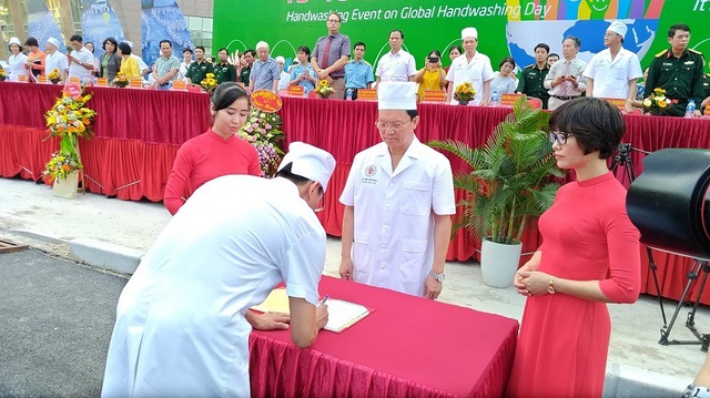 Hơn 1,4 triệu người mắc nhiễm khuẩn liên quan tới chăm sóc y tế - 3
Đại diện các khoa của Bệnh viện 108 ký cam kết với Ban giám đốc về việc phòng ngừa nhiễm khuẩn huyết trong chăm sóc y tế.