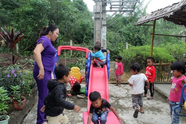Ước mơ nhỏ bé của “người mẹ hiền” 20 năm cắm bản trồng người - 8 Cô Hương ước điểm trường có cái mái che để lũ trẻ có thể chơi đùa khi tới lớp