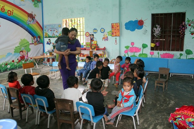 Ước mơ nhỏ bé của “người mẹ hiền” 20 năm cắm bản trồng người - 2
Cô giáo Hoàng Thị Hương bên đàn con thơ.