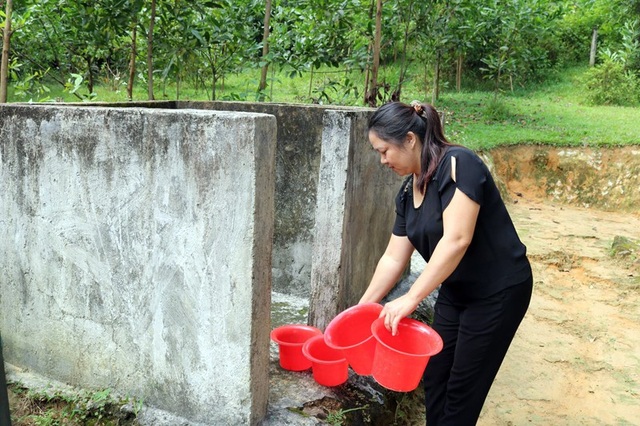 Ước mơ nhỏ bé của “người mẹ hiền” 20 năm cắm bản trồng người - 5
Điểm trường không có công trình phụ, cô Hương phải xách từng bô các cháu đi vệ sinh đi đổ.