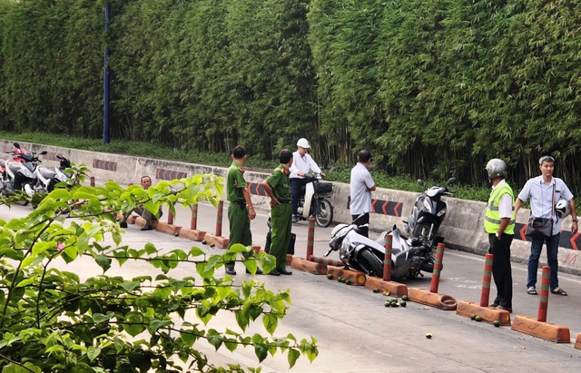 Vụ sập giàn giáo gây tê liệt hầm Thủ Thiêm: Hai tài xế đều… không biết gì (?!) - 4 Một người đàn ông đi xe máy bị liên lụy từ sự cố. Hiện nạn nhân đang điều trị tại bệnh viện Nhân dân 115.