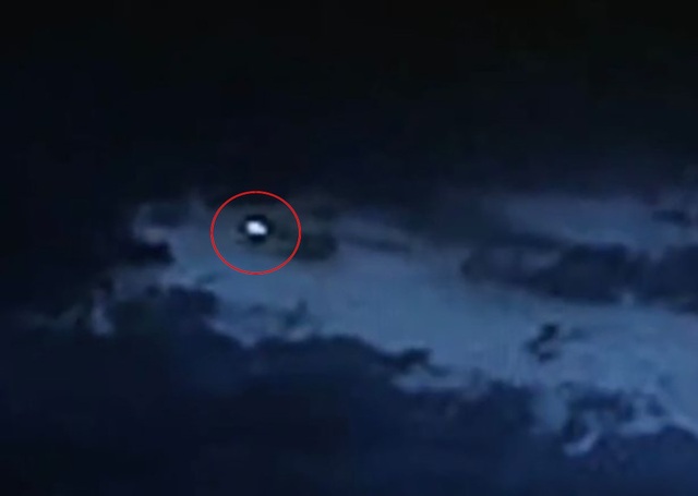 Vật thể bay không xác định trên bầu trời thành phố Mexico, thủ đô của Mexico, khiến những người quan tâm UFO lại tiếp tục tranh cãi.