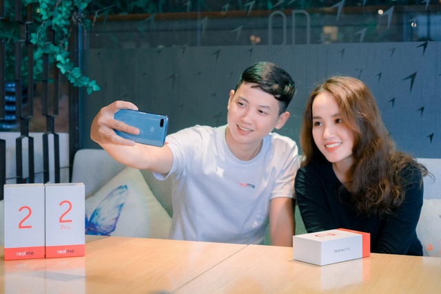 Realme gia nhập thị trường Việt và "cái bắt tay" với TGDĐ - 1
Ông Y Đức, Giám đốc Phát triển Thị trường của Realme Việt Nam chia sẻ trước thềm sự kiện ra mắt chính thức Realme 2 Series tại Việt Nam