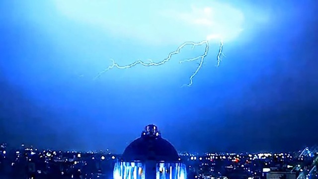 Những tia chớp sáng rực bầu trời sau khi vật thể bay biến mất trên bầu trời thủ đô Mexico.