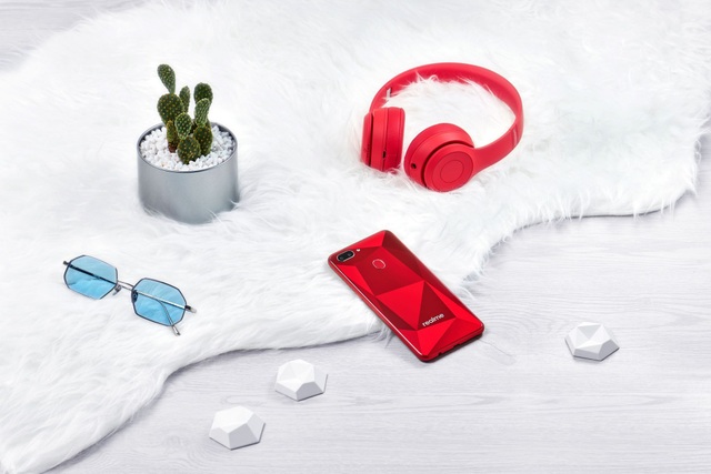 Realme gia nhập thị trường Việt và "cái bắt tay" với TGDĐ - 2
Các sản phẩm của Realme định hướng thiết kế “Hiệu năng đỉnh cao, Đặc trưng phong cách” nhằm tạo nên chất riêng và cá tính khác biệt dành cho giới trẻ năng động