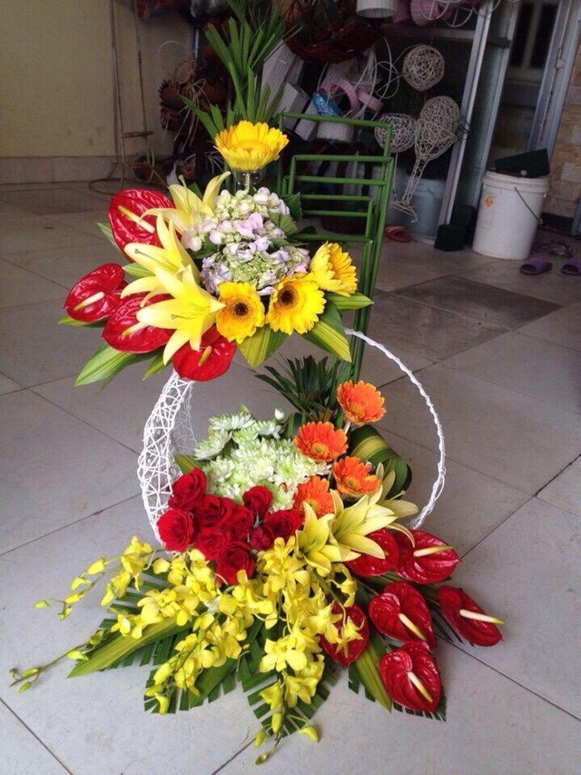 
Các sản phẩm cắm hoa nghệ thuật độc đáo của chị Lan đã từng nhiều lần đạt giải trong các cuộc thi cắm hoa cấp huyện, cấp tỉnh tại Bà Rịa Vũng Tàu.
