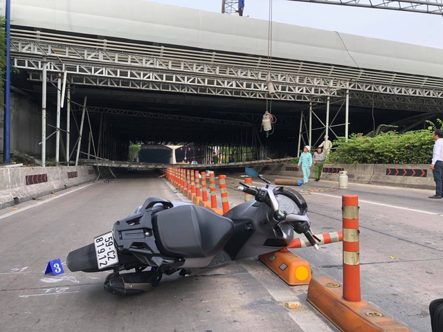 Truy được hình ảnh "thủ phạm" kéo sập giàn giáo trước hầm Thủ Thiêm rồi bỏ chạy - 5
Một người đi xe máy bị thương nhẹ