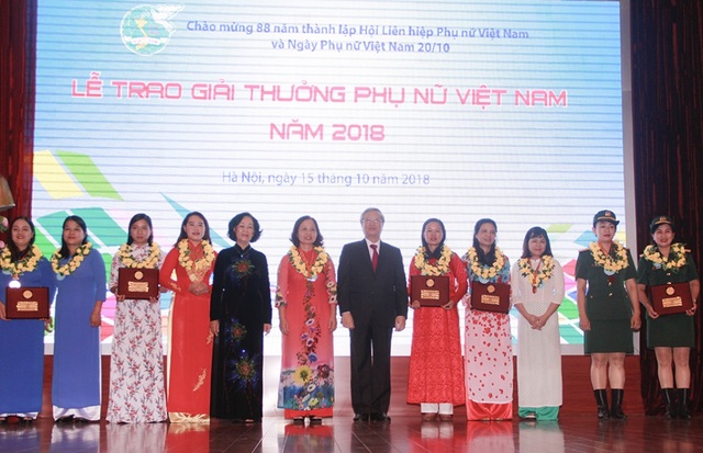 Hoạt động khởi nghiệp đã từng bước đi vào cuộc sống - 3
Đồng chí Trần Quốc Vượng, Ủy viên Bộ Chính trị, Thường trực Ban Bí thư và Đồng chí Trương Thị Mai, Ủy viên Bộ Chính trị, Bí thư TƯ Đảng, Trưởng Ban Dân vận TƯ trao Giải thưởng Phụ nữ Việt Nam cho 5 tập thể nữ tiêu biểu năm 2018.