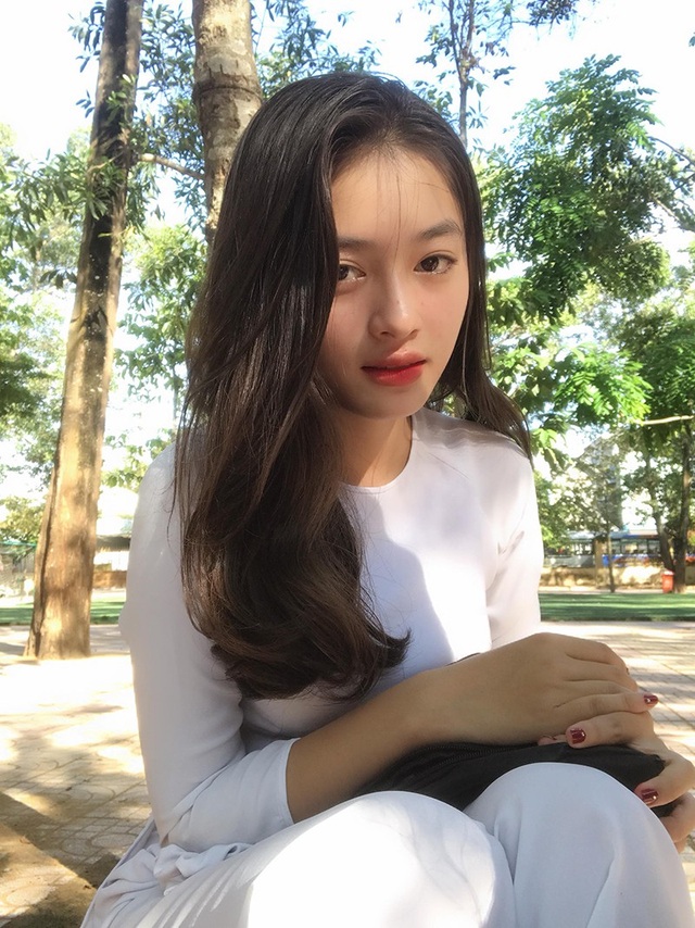 Lại xuất hiện "thiên thần áo dài trắng" có góc nghiêng đẹp như tạc tượng - 4 Bức ảnh đang được cộng đồng mạng chia sẻ được một người bạn chụp cho Thư trong buổi lễ khai giảng năm học mới 5/9. Đó là ngày các nữ sinh trong trường đều diện áo dài trắng.