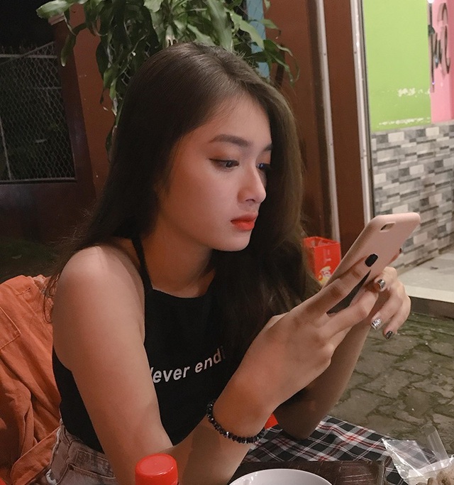 Lại xuất hiện "thiên thần áo dài trắng" có góc nghiêng đẹp như tạc tượng - 5 Anh Thư là cô gái năng động.
