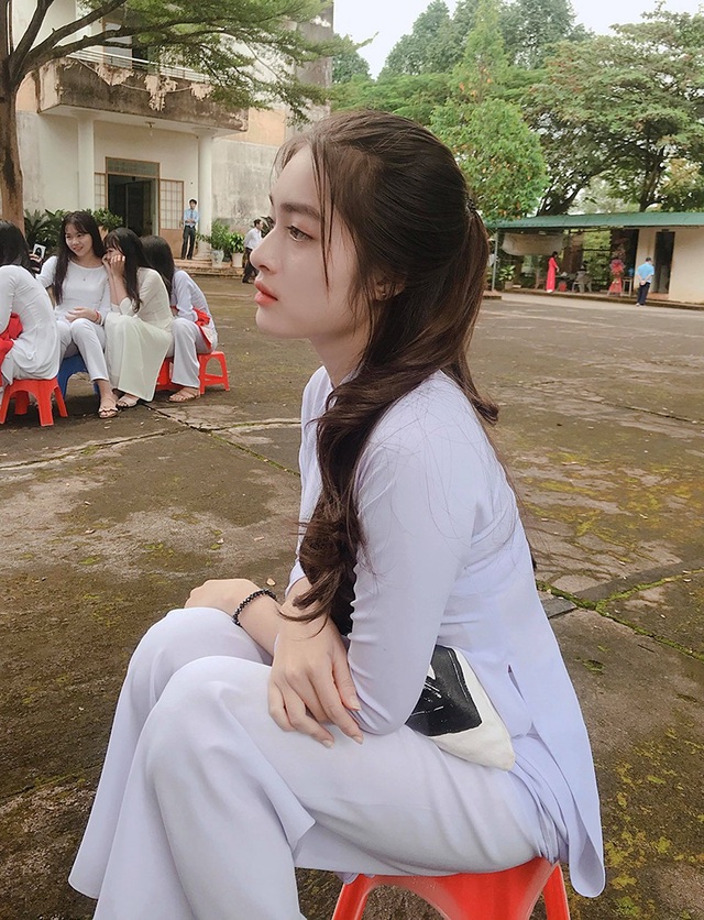 Lại xuất hiện "thiên thần áo dài trắng" có góc nghiêng đẹp như tạc tượng - 3 Anh Thư có khuôn mặt xinh đẹp ấn tượng, đặc biệt là góc nghiêng. Thư sở hữu chiếc mũi cao, đôi mắt to tròn tự nhiên.