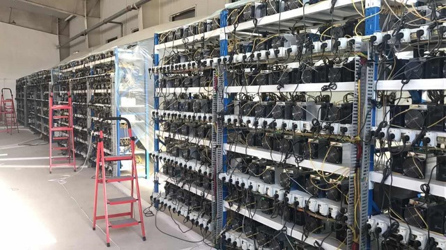 Bộ Công Thương đề xuất chưa ngừng nhập máy đào tiền ảo - 1 Bên trong một cơ sở nhà máy đào tiền ảo.