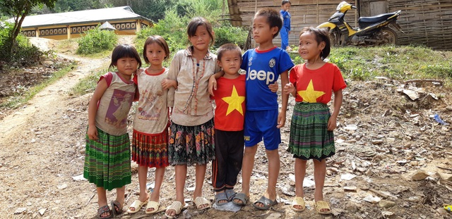 Ở nơi học sinh mầm non, tiểu học phải học trong cảnh “nhiều chấm không” - 10
Bọn trẻ lấy làm sung sướng khi có đoàn tặng cho những chiếc áo in hình là cờ tổ quốc