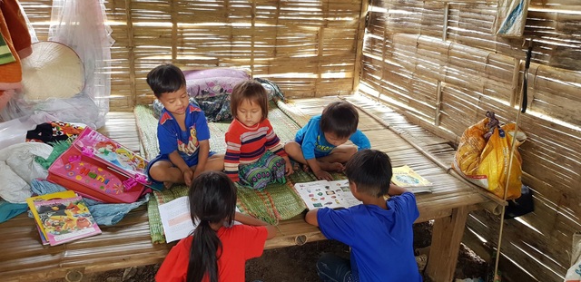 Ở nơi học sinh mầm non, tiểu học phải học trong cảnh “nhiều chấm không” - 3
3, 4 đứa trẻ cùng ở trọ trong lều tạm để học, thi thoảng bố mẹ mới xuống