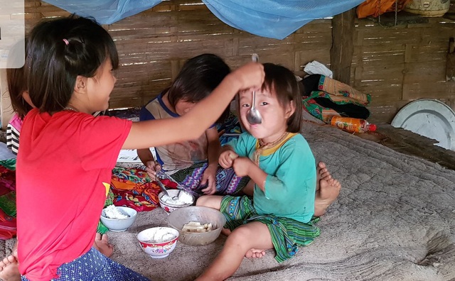 Ở nơi học sinh mầm non, tiểu học phải học trong cảnh “nhiều chấm không” - 6
Nhưng chúng vẫn ăn hết sức ngon lành