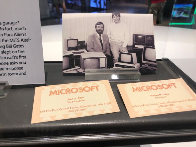 Đồng sáng lập Microsoft qua đời ở tuổi 65 vì bệnh ung thư - 2
Tấm hình chụp Paul Allen cùng Bill Gates được trưng bày trong Phòng tham quan của Microsoft ở trụ sở Redmond.