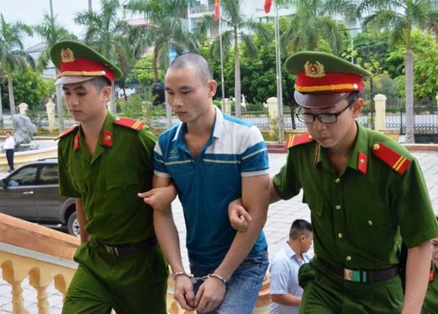 “Yêu râu xanh” hiếp dâm bé gái hơn 9 tuổi dị tật lĩnh 20 năm tù - 1 Bị cáo Bùi Văn Huynh lĩnh án 20 năm tù (ảnh: Báo Hòa Bình)