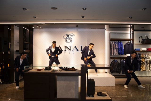 Lễ khai trương Canali tại Hà Nội với sự góp mặt của nhiều quý ông và doanh nhân thành đạt - 5 Các vũ công trình diễn xuất sắc tiết mục vũ đạo trong trang phục của thương hiệu Canali nhờ vào sự tối ưu của các loại vải thông minh