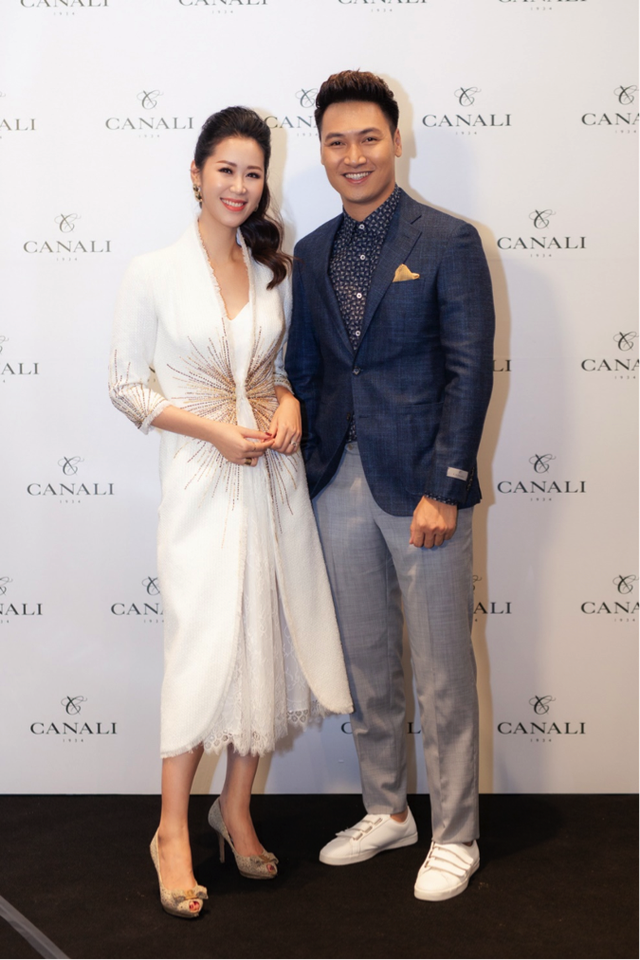 Lễ khai trương Canali tại Hà Nội với sự góp mặt của nhiều quý ông và doanh nhân thành đạt - 6 Hoa hậu Dương Thùy Linh thanh lịch trong vai trò MC của chương trình. Nam diễn viên Mạnh Trường chọn cho mình trang phục suit trong Bộ sưu tập Thu Đông 2018 để xuất hiện tại sự kiện.