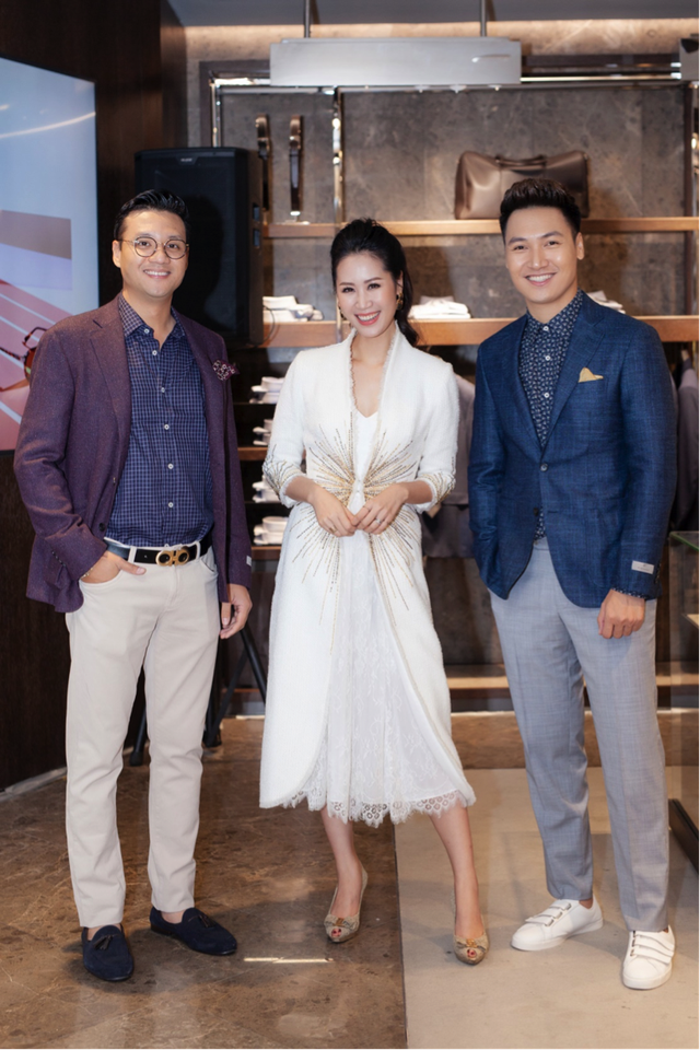 Lễ khai trương Canali tại Hà Nội với sự góp mặt của nhiều quý ông và doanh nhân thành đạt - 7 Đạo diễn tài năng Khải Anh lịch lãm trong trang phục suit Canali xuất hiện tại sự kiện cùng hai người bạn Thùy Linh và Mạnh Trường.