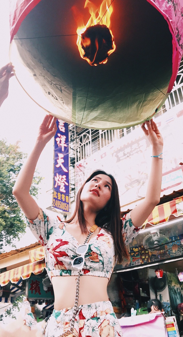 Ngắm Diễm My 9X tươi trẻ trong từng khuôn hình trên đất Đài Loan - 10 Những ai từng xem bộ phim Cô gái năm ấy chúng ta cùng theo đuổi, chắc chắn không khỏi xao xuyến khi nhớ về khung cảnh nơi đây. Phong tục thả đèn hoa đăng lên trời đã trở thành một nét văn hóa đẹp.