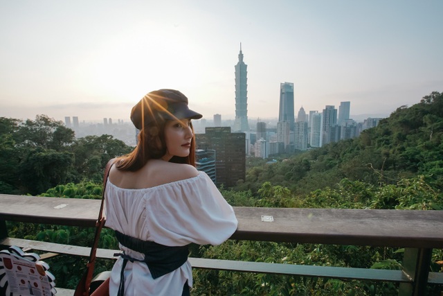 Ngắm Diễm My 9X tươi trẻ trong từng khuôn hình trên đất Đài Loan - 28 Diễm My bộc bạch: “Đó là những trải nghiệm ấn tượng, khó quên trong cuộc đời của tôi. Chuyến đi giúp tôi yêu thêm cảnh đẹp của đất nước này cũng như hiểu được những giá trị văn hoá nước bạn”, cô nói.