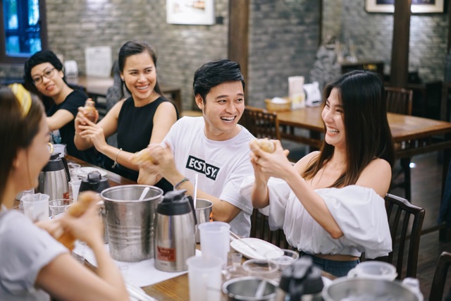 Ngắm Diễm My 9X tươi trẻ trong từng khuôn hình trên đất Đài Loan - 18 Diễm My cho biết, việc được tự tay pha chế trà sữa là một trải nghiệm thú vị vì cô là một “fan cuồng” của thức uống này. Diễm My được dạy về cách pha trà sữa truyền thống, tự tay đo lượng đường, bột sữa, trân châu và lắc đều 33 lần để hòa quyện chúng với nhau. Điều cô cảm thấy thú vị nhất là sau khi tìm hiểu quá trình, nguyên liệu, cô được tự do tạo ra ly trà sữa trân châu phù hợp với khẩu vị của mình.