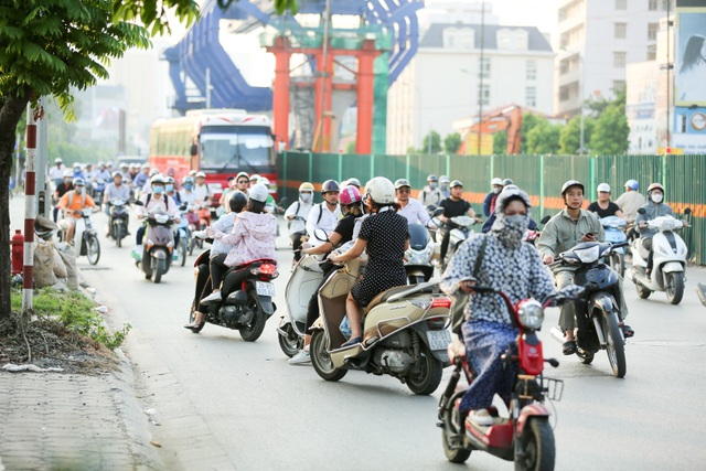 Phương tiện ồ ạt đi ngược chiều ở nút giao thông "nóng" nhất Hà Nội - 12
Theo phản ánh của người dân sinh sống quanh khu vực này, tình trạng trên đã diễn ra trong khoảng một thời gian dài, thường xuyên, kể cả vào giờ cao điểm. Phương tiện vi phạm chủ yếu là xe máy.