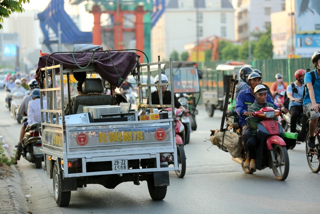 Phương tiện ồ ạt đi ngược chiều ở nút giao thông "nóng" nhất Hà Nội - 9
Xe ba bánh cũng vi phạm.