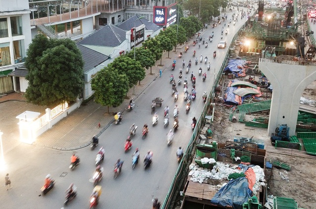 Phương tiện ồ ạt đi ngược chiều ở nút giao thông "nóng" nhất Hà Nội - 2
Đoạn đường này càng trở nên đông đúc hơn từ khi công trình đường trên cao được triển khai thi công. Thế nhưng, tại khu vực này, tình trạng xe máy đi ngược chiều thường xuyên diễn ra.