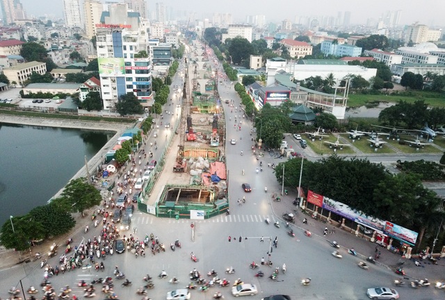 Phương tiện ồ ạt đi ngược chiều ở nút giao thông "nóng" nhất Hà Nội - 1
Đoạn đường Trường Chinh từ ngã tư giao cắt đường Tôn Thất Tùng tới ngã tư Vọng (Hà Nội) thường xuyên đông đúc phương tiện, đặc biệt vào các khung giờ cao điểm.